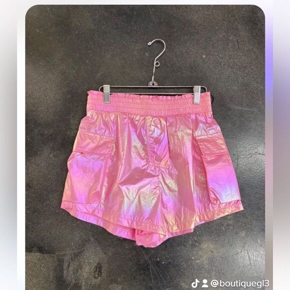 Iridescent pink shorts with elastic waist and pockets on the sides - Picture 1 of 7